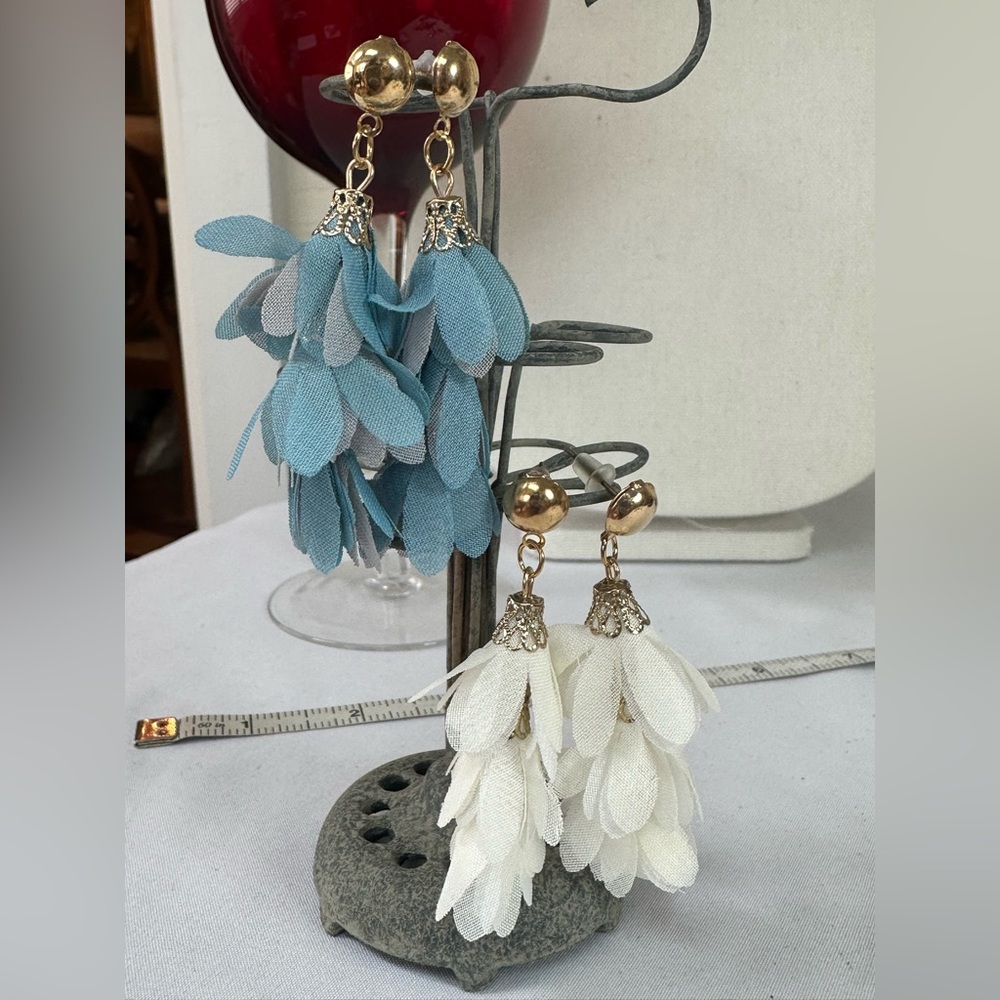 Two flutter vibe feminine blue and beige earrings